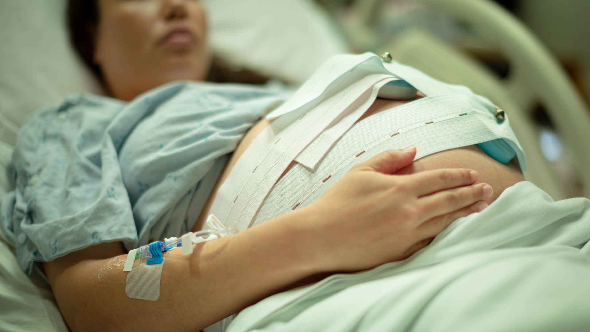 Obstetric patient wearing a CTG monitor